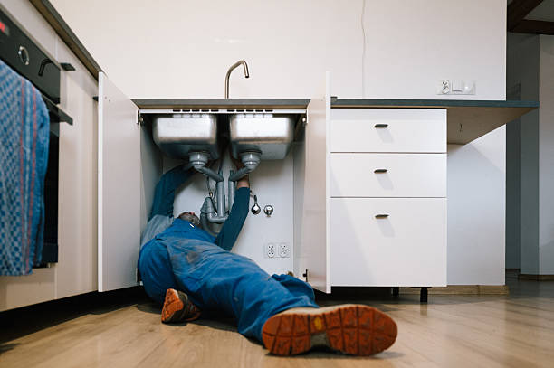 Professional Emergency Plumber technician working in Tiline, KY